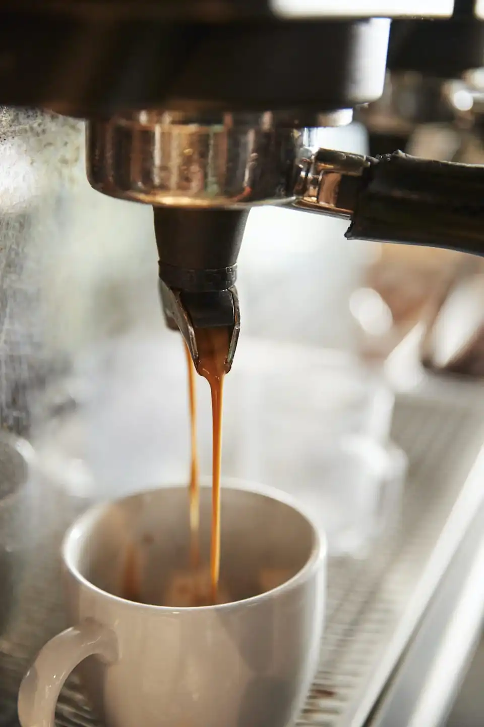 Napoli kafa espresso kafa iz aparata, dok se pravi u espresso šoljicu